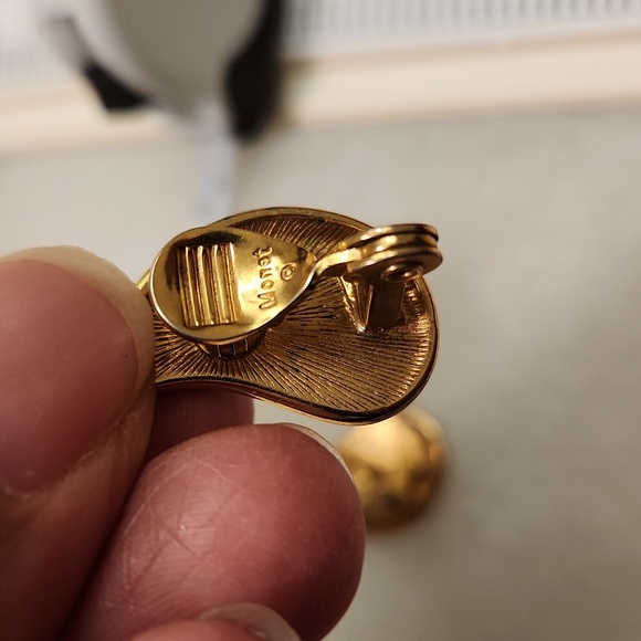 Vintage 1980s Monet Black Enamel and Gold-Tone Teardrop Clip On Earrings - Picture 11 of 11